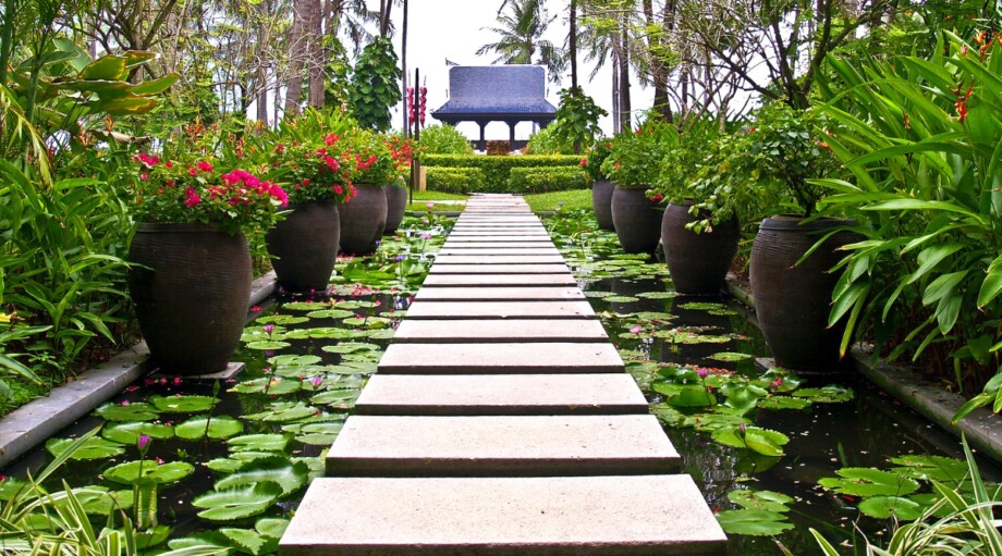 18 Beautiful Design Ideas for Small Gardens