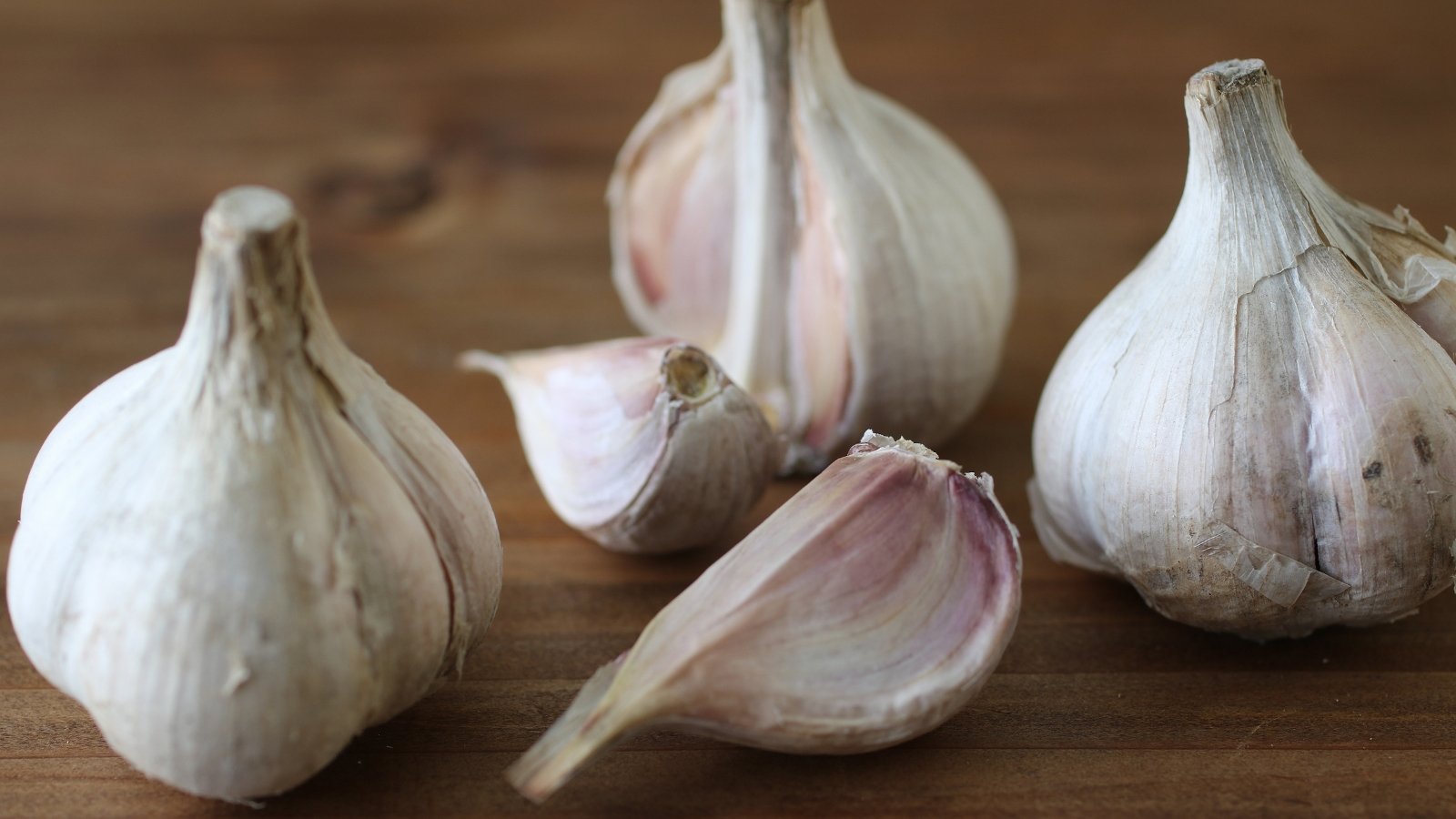 Robust, snowy-white heads with tight wrappers and well-defined clove lines.