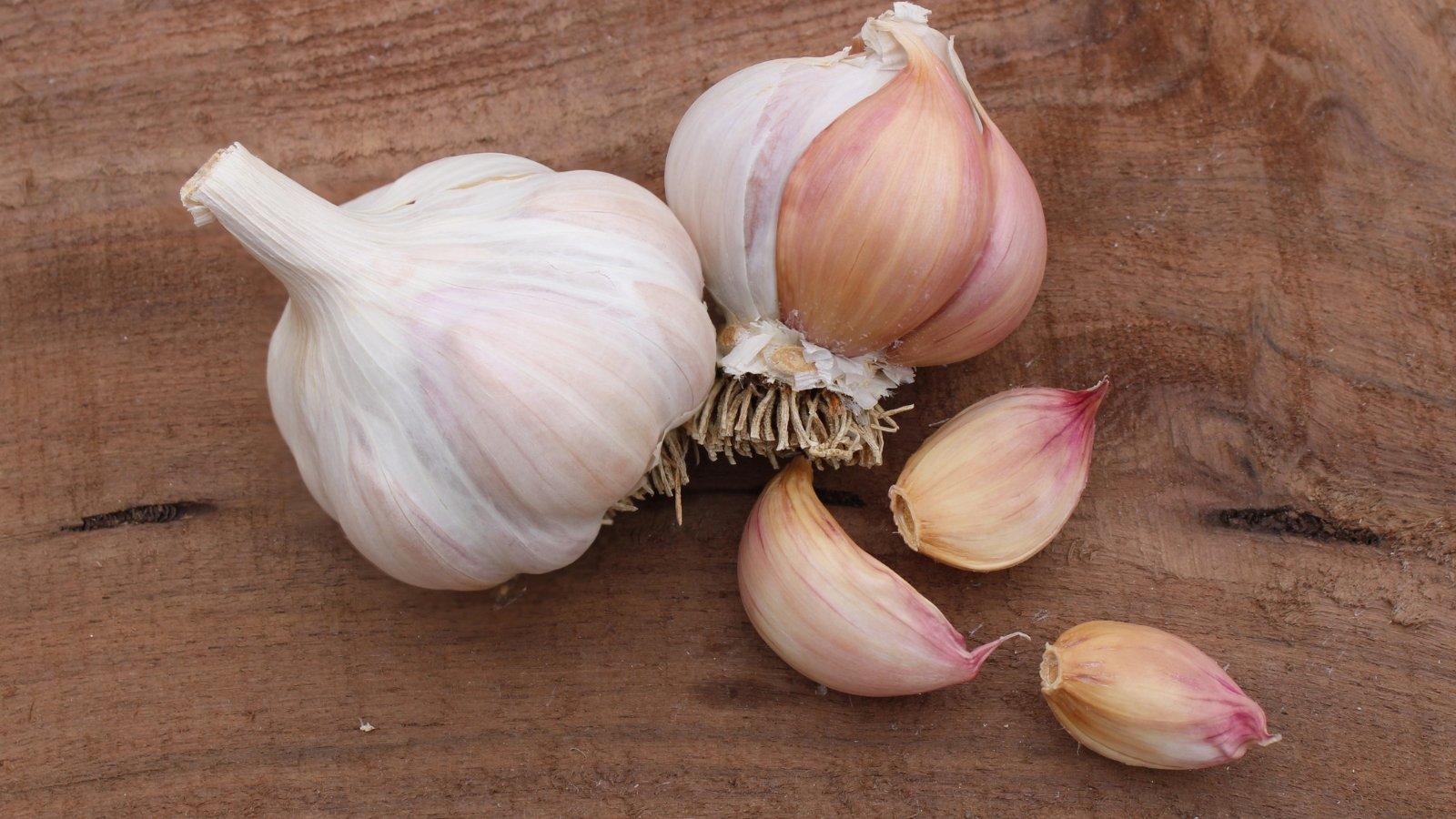 Compact, rounded heads with pink-tinged skins and tight, papery wrappers.